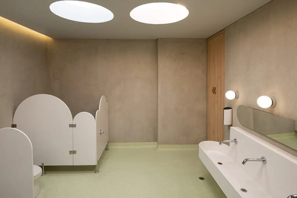 Un jardín para niños cuya arquitectura evoca el juego y la calma