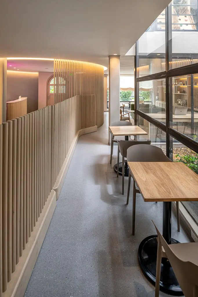 Un jardín para niños cuya arquitectura evoca el juego y la calma