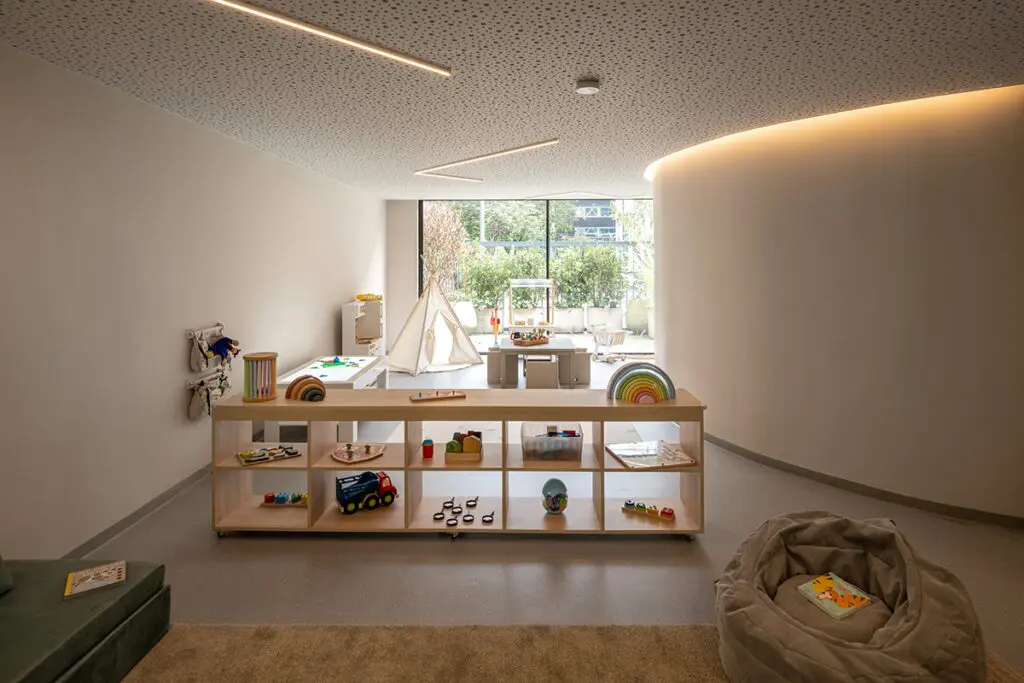 Un jardín para niños cuya arquitectura evoca el juego y la calma