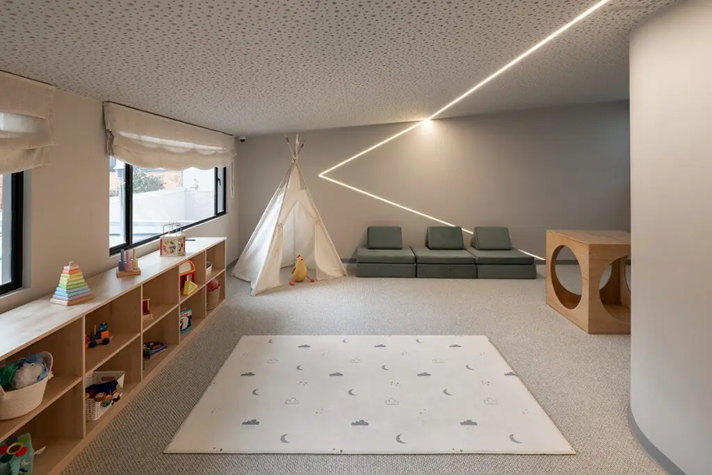 Un jardín para niños cuya arquitectura evoca el juego y la calma