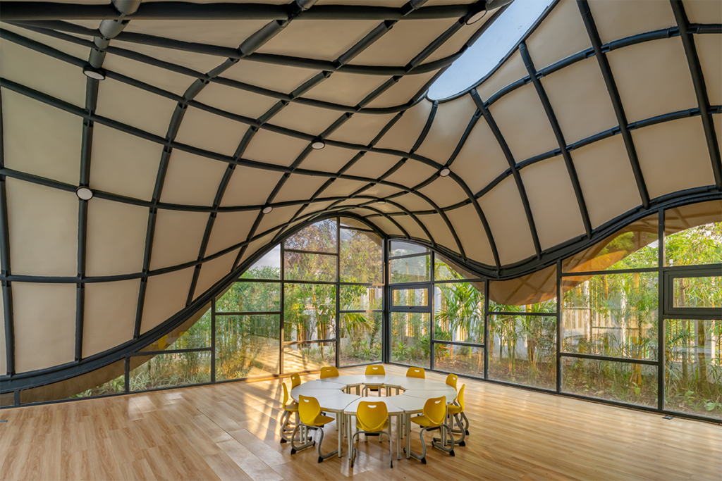Un jardín infantil que desafía la arquitectura tradicional de una escuela Un jardín infantil que desafía la arquitectura tradicional de una escuela