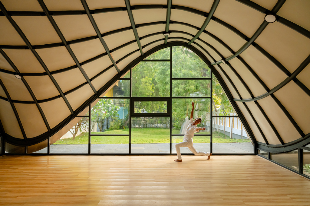 Un jardín infantil que desafía la arquitectura tradicional de una escuela Un jardín infantil que desafía la arquitectura tradicional de una escuela