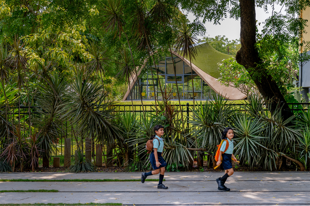 Un jardín infantil que desafía la arquitectura tradicional de una escuela Un jardín infantil que desafía la arquitectura tradicional de una escuela