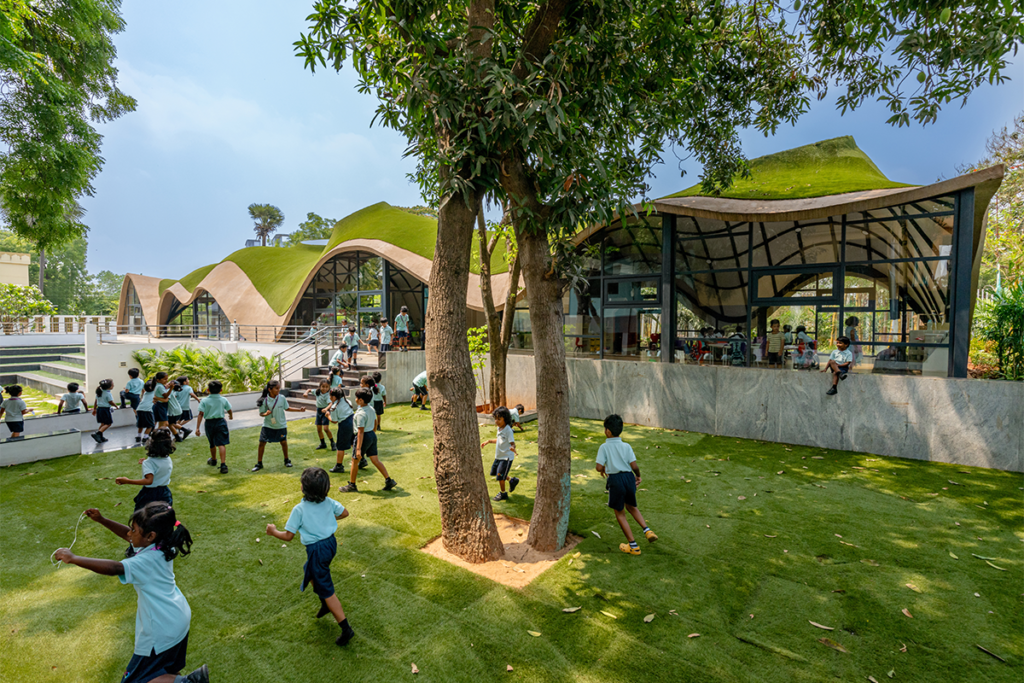 Un jardín infantil que desafía la arquitectura tradicional de una escuela Un jardín infantil que desafía la arquitectura tradicional de una escuela