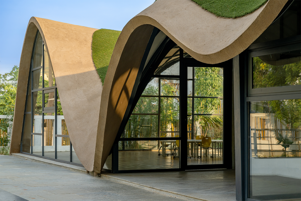 Un jardín infantil que desafía la arquitectura tradicional de una escuela Un jardín infantil que desafía la arquitectura tradicional de una escuela