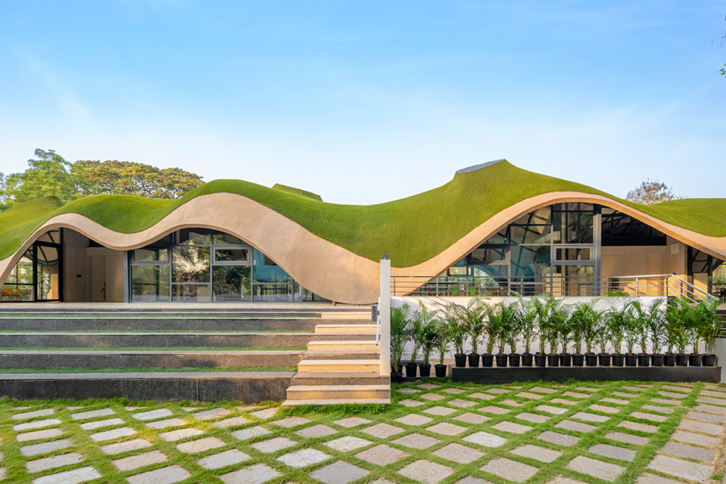 Un jardín infantil que desafía la arquitectura tradicional de una escuela Un jardín infantil que desafía la arquitectura tradicional de una escuela
