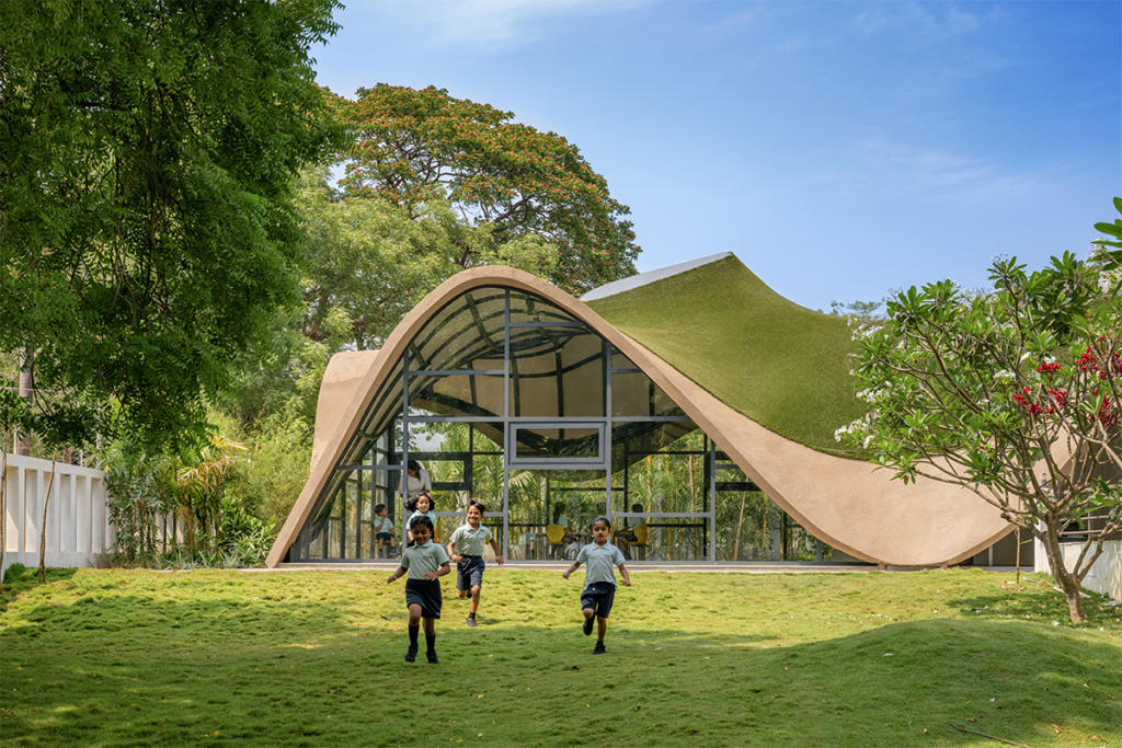 Un jardín infantil que desafía la arquitectura tradicional de una escuela Un jardín infantil que desafía la arquitectura tradicional de una escuela