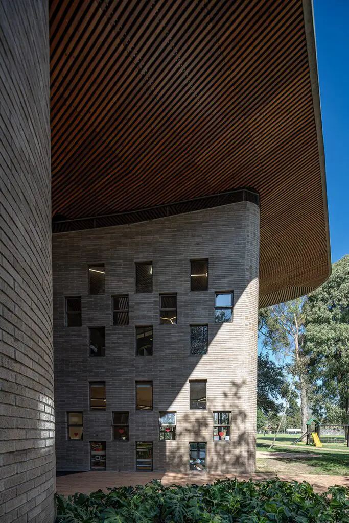 El bienestar de los niños es el objetivo de la arquitectura de este colegio El bienestar de los niños es el objetivo de la arquitectura de este colegio