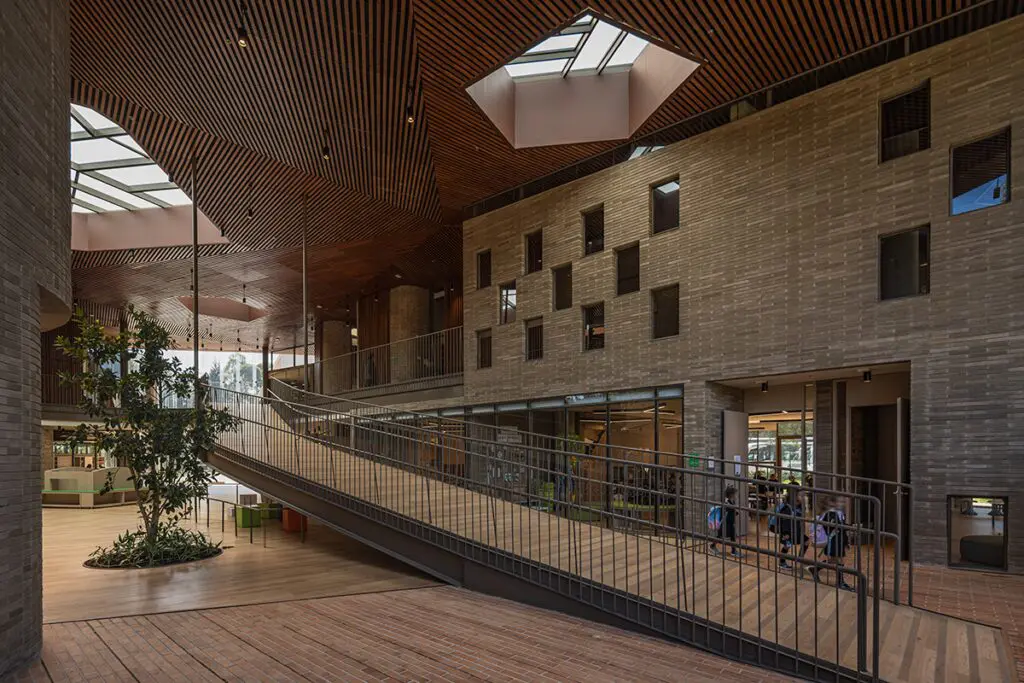 El bienestar de los niños es el objetivo de la arquitectura de este colegio El bienestar de los niños es el objetivo de la arquitectura de este colegio