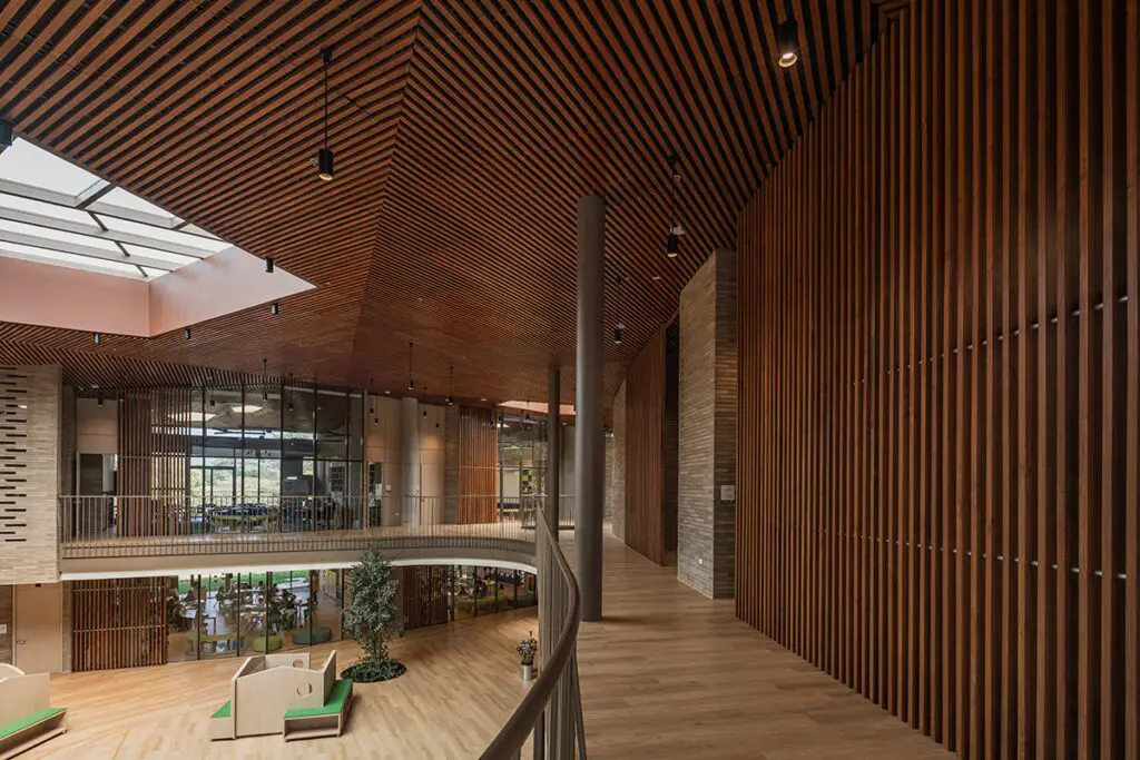 El bienestar de los niños es el objetivo de la arquitectura de este colegio El bienestar de los niños es el objetivo de la arquitectura de este colegio