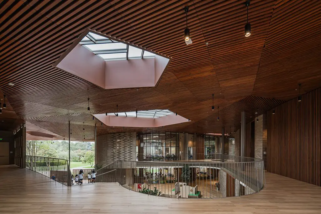 El bienestar de los niños es el objetivo de la arquitectura de este colegio El bienestar de los niños es el objetivo de la arquitectura de este colegio