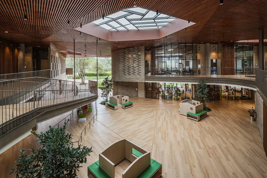 El bienestar de los niños es el objetivo de la arquitectura de este colegio El bienestar de los niños es el objetivo de la arquitectura de este colegio