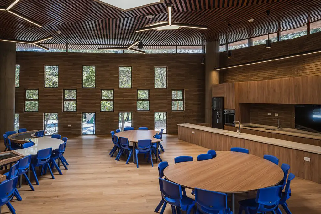 El bienestar de los niños es el objetivo de la arquitectura de este colegio El bienestar de los niños es el objetivo de la arquitectura de este colegio