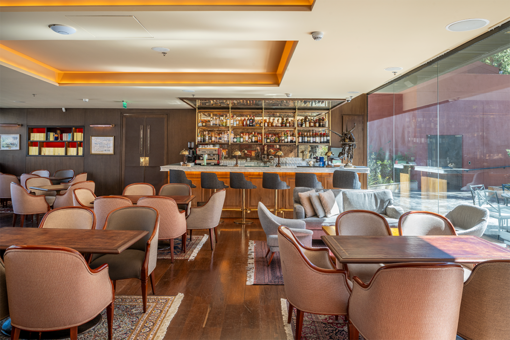 Un bar en bogotá cuya decoración crea un vínculo tangible entre el pasado y el presente