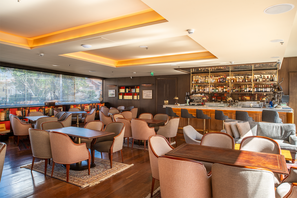 Un bar en bogotá cuya decoración crea un vínculo tangible entre el pasado y el presente