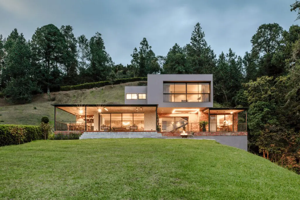 Cuatro casas en colombia con enfoques sostenibles 