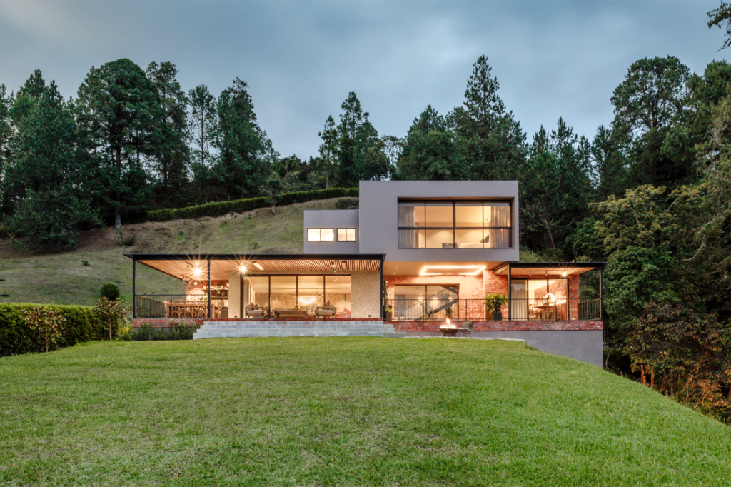 Cuatro casas en colombia con enfoques sostenibles 