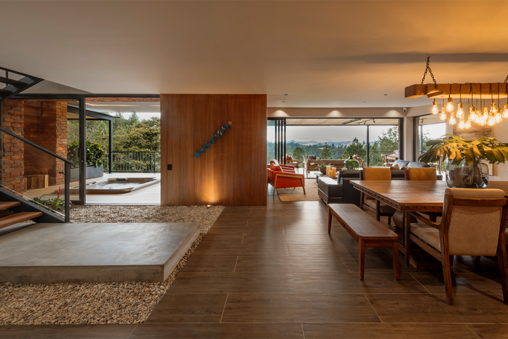 La renovación de una casa cuya arquitectura es una fusión del interior y el exterior