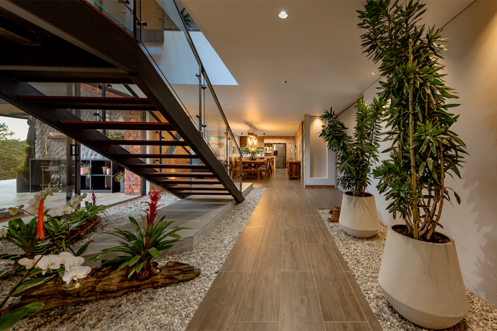 La renovación de una casa cuya arquitectura es una fusión del interior y el exterior