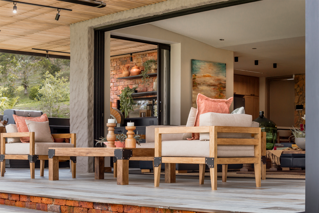 La renovación de una casa cuya arquitectura es una fusión del interior y el exterior