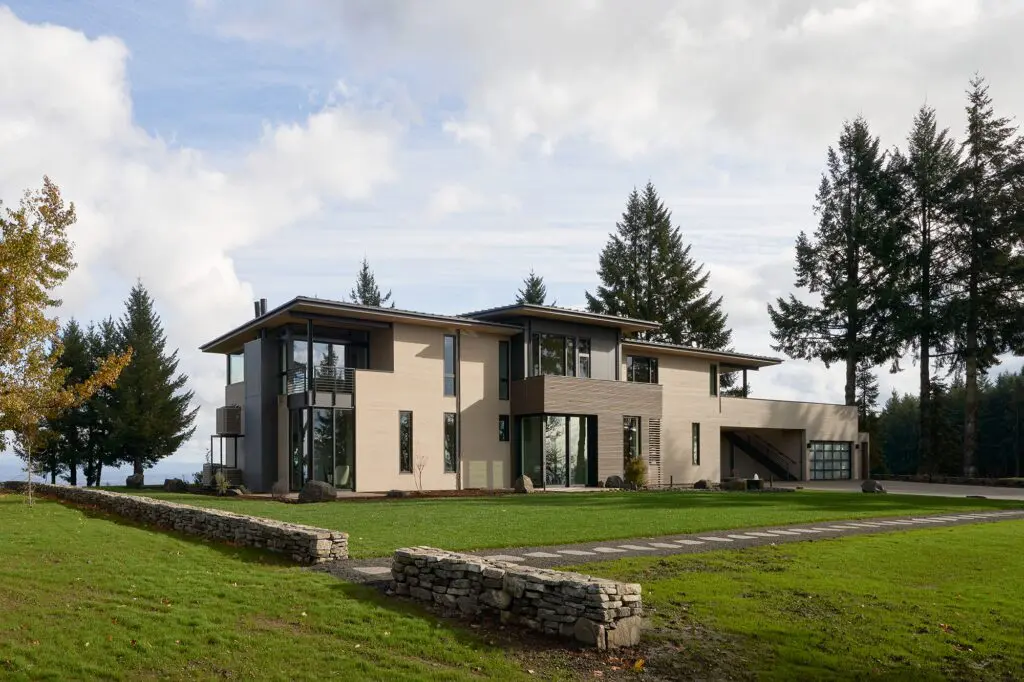 La arquitectura de esta casa invita a disfrutar del sol, las colinas y las nubes