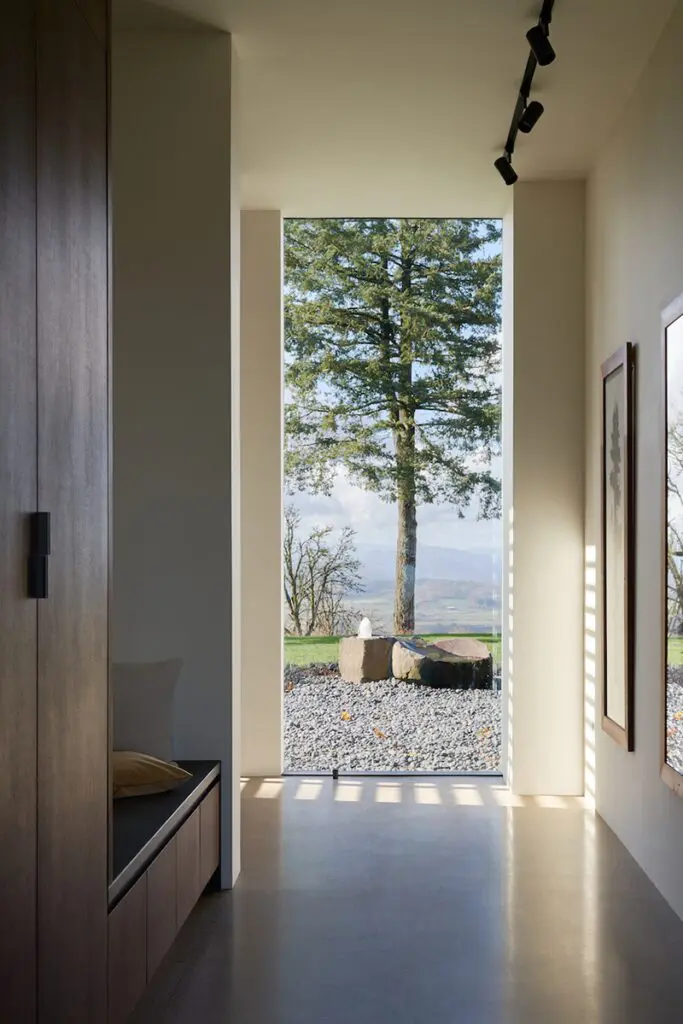 La arquitectura de esta casa invita a disfrutar del sol, las colinas y las nubes