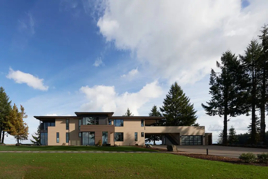 La arquitectura de esta casa invita a disfrutar del sol, las colinas y las nubes