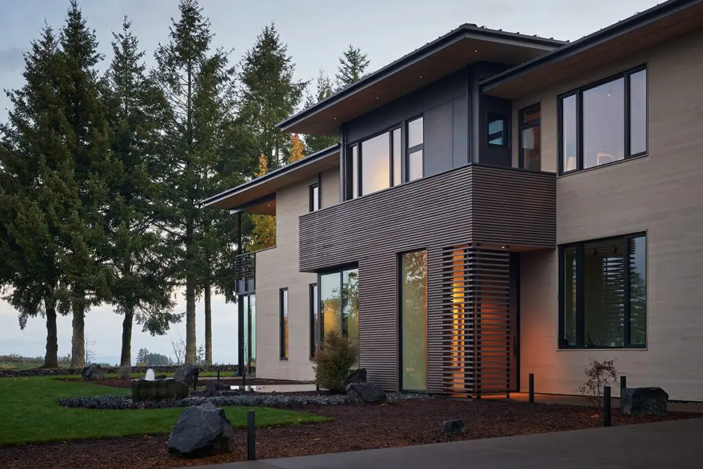 La arquitectura de esta casa invita a disfrutar del sol, las colinas y las nubes