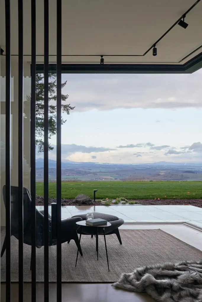 La arquitectura de esta casa invita a disfrutar del sol, las colinas y las nubes