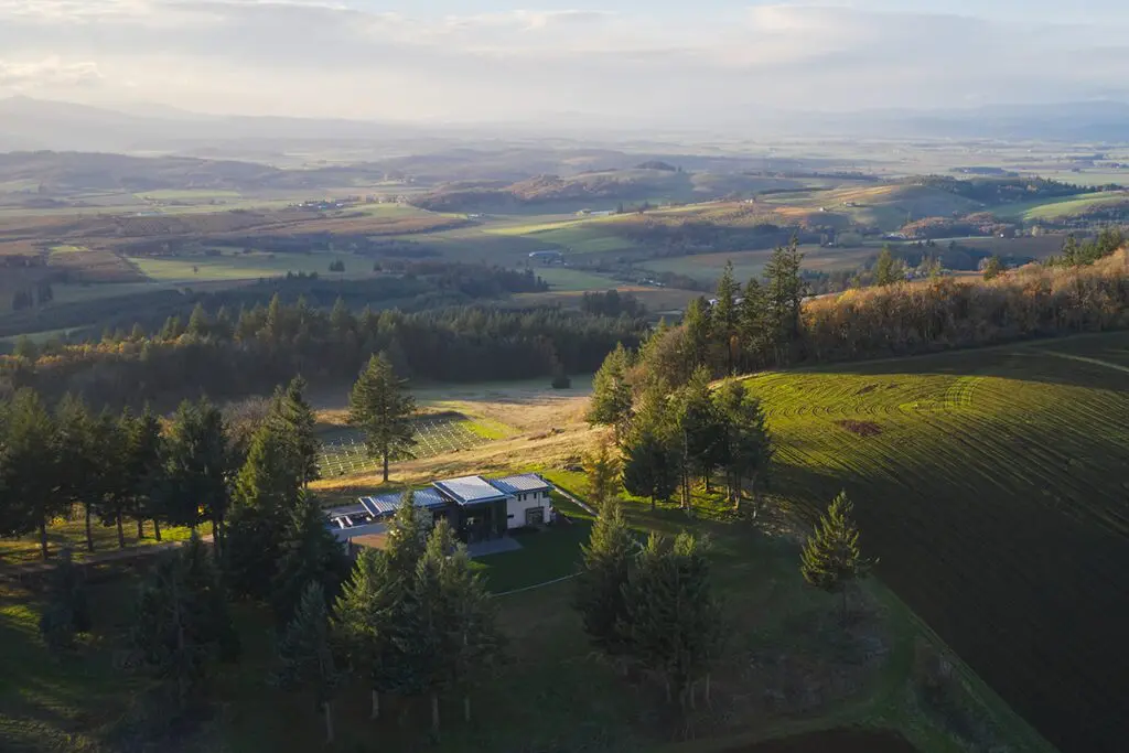 Arquitectura casa sostenible en medio de las colinas de estados unidos.