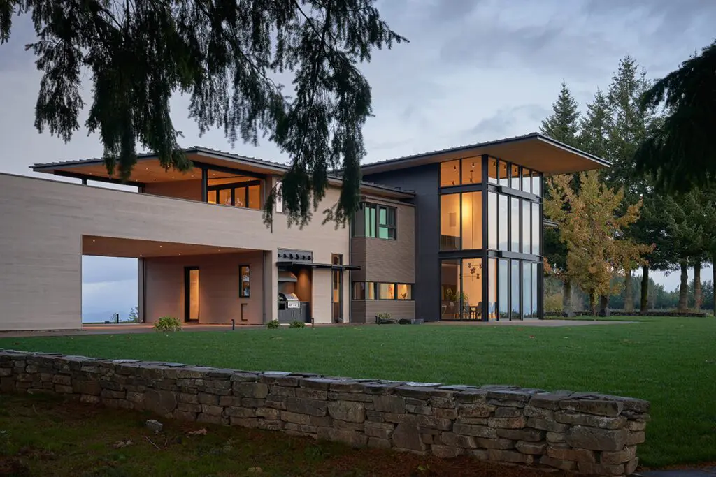 La arquitectura de esta casa invita a disfrutar del sol, las colinas y las nubes