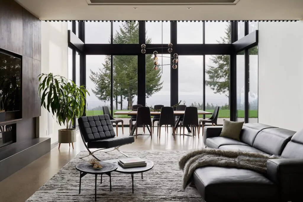 La arquitectura de esta casa invita a disfrutar del sol, las colinas y las nubes