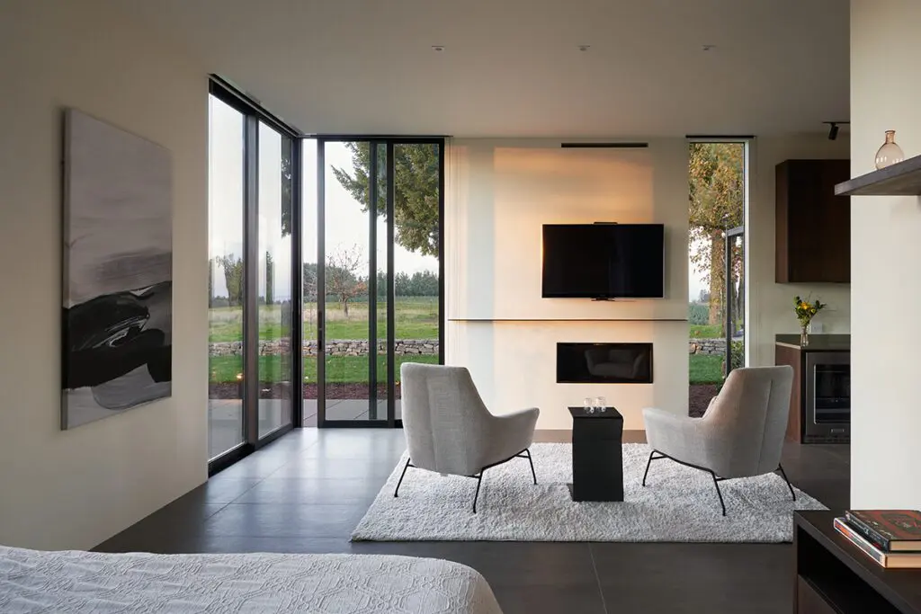 La arquitectura de esta casa invita a disfrutar del sol, las colinas y las nubes