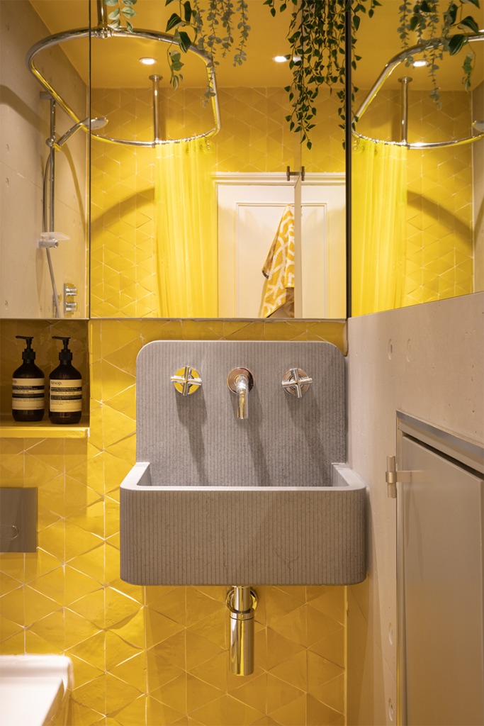 Este apartamento tiene un diseño audaz: el color es el protagonista indiscutible