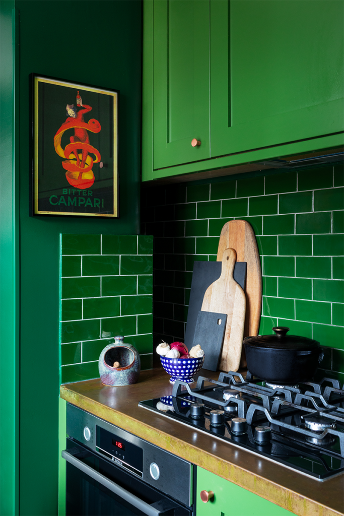 Este apartamento tiene un diseño audaz: el color es el protagonista indiscutible