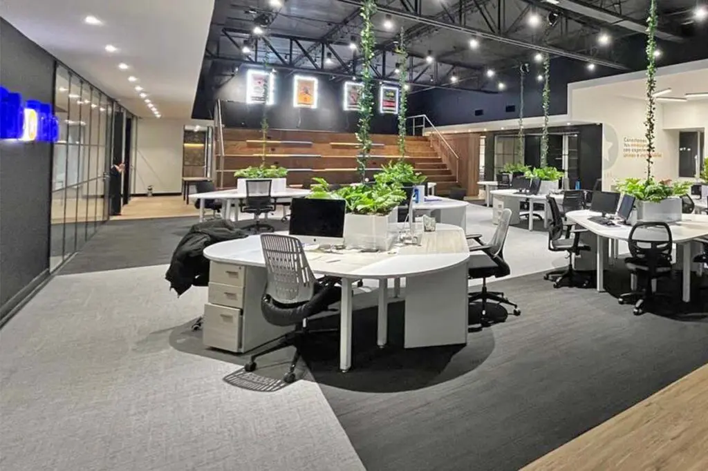 La arquitectura de una oficina pensada para funcionar como un escenario creativo