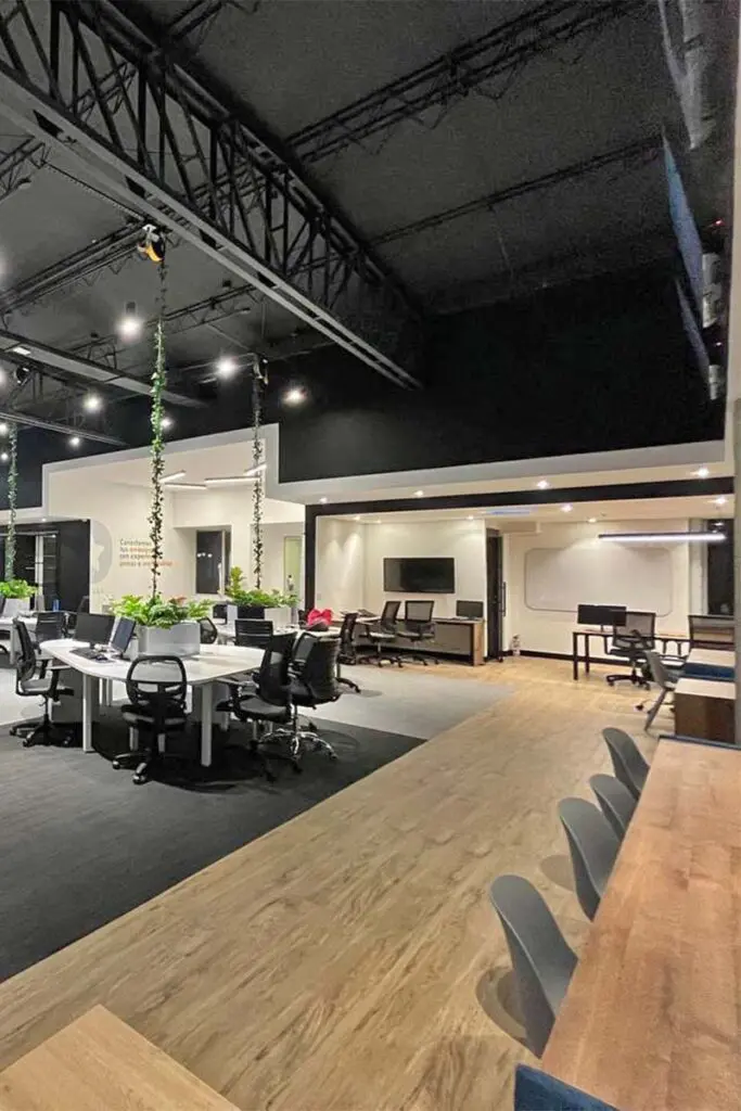 La arquitectura de una oficina pensada para funcionar como un escenario creativo