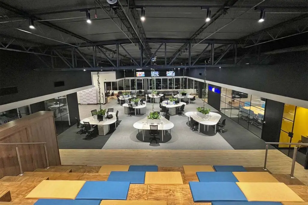 La arquitectura de una oficina pensada para funcionar como un escenario creativo