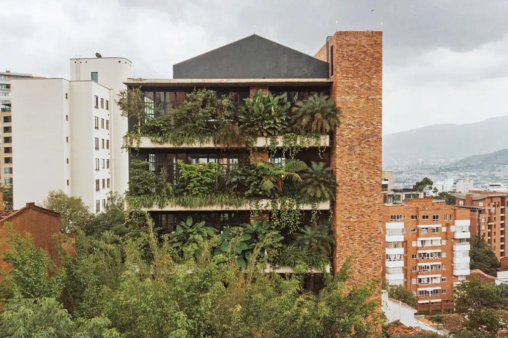 Fachadas vivas y estética distintiva, así es la arquitectura de esta firma en medellín