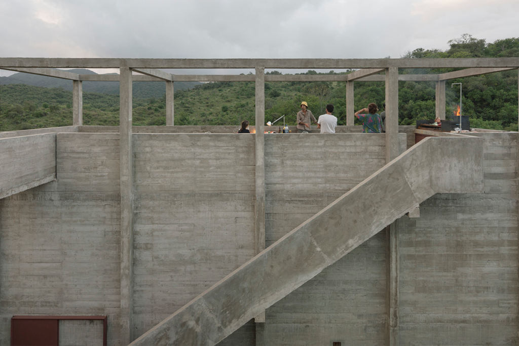Un refugio en argentina que es un volumen flotante en conexión con la montaña