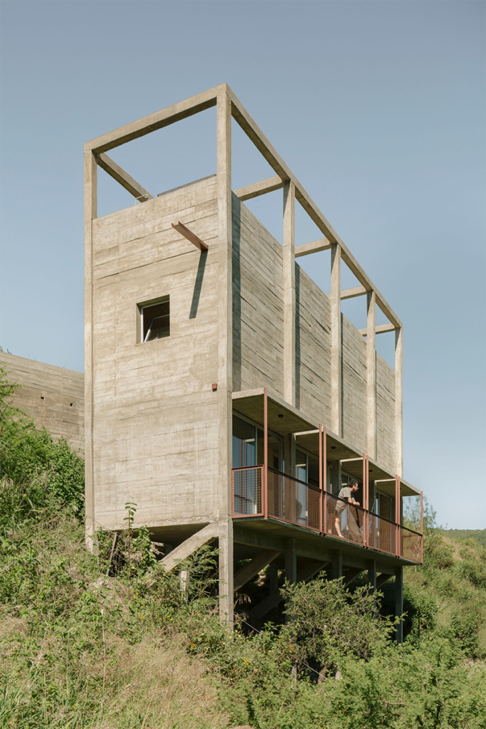 Un refugio en argentina que es un volumen flotante en conexión con la montaña