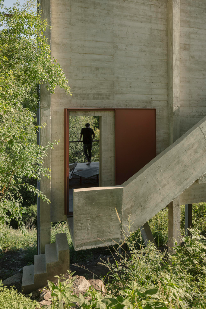 Un refugio en argentina que es un volumen flotante en conexión con la montaña