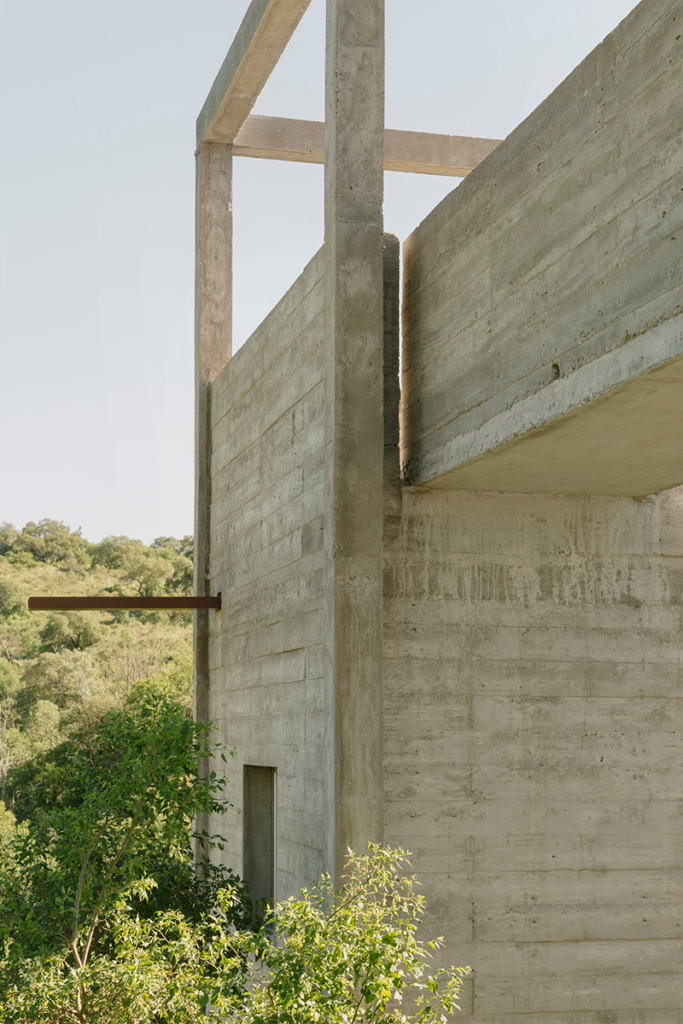 Un refugio en argentina que es un volumen flotante en conexión con la montaña