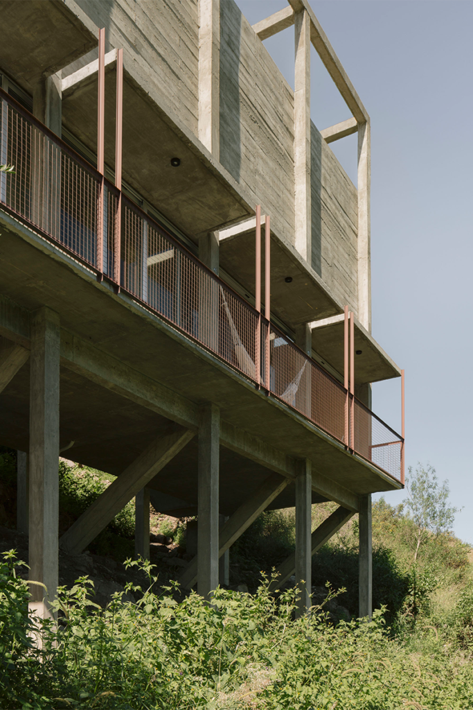 Un refugio en argentina que es un volumen flotante en conexión con la montaña