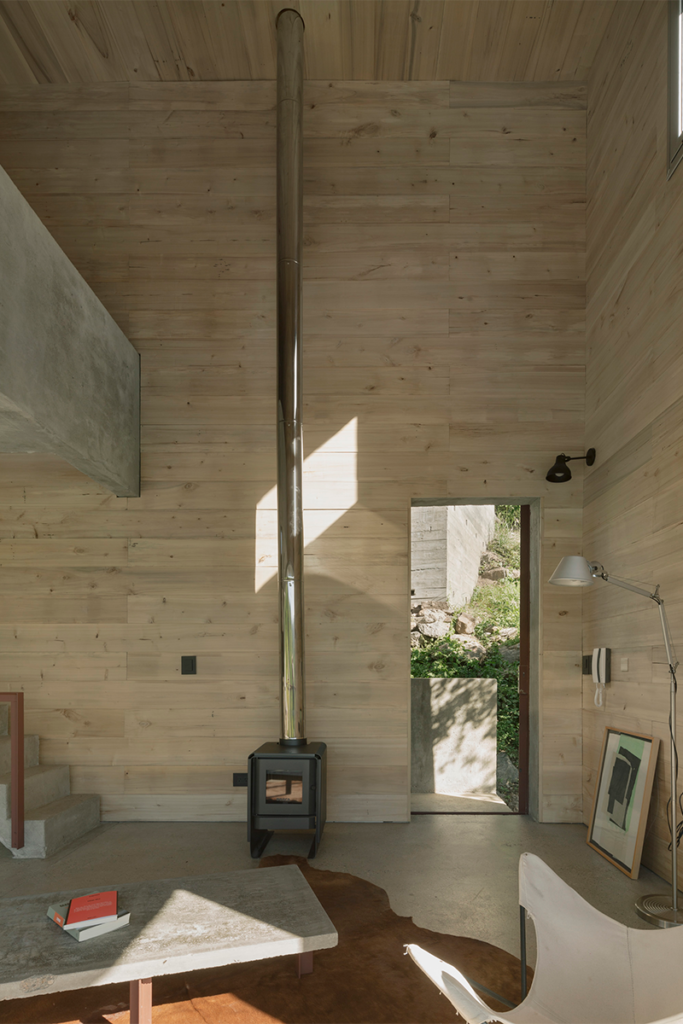 Un refugio en argentina que es un volumen flotante en conexión con la montaña