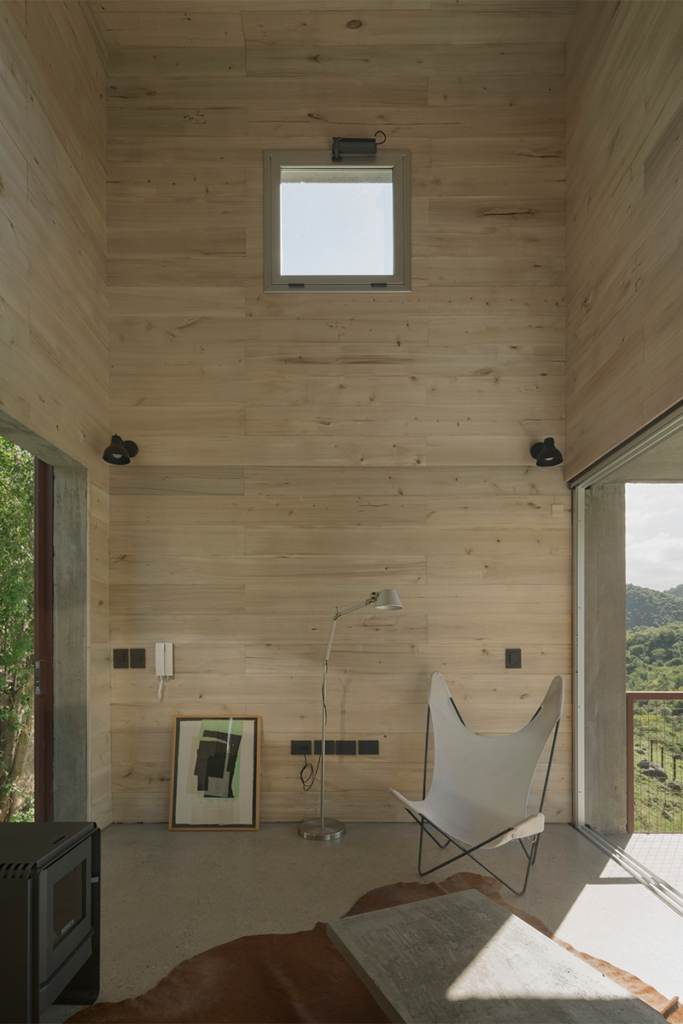 Un refugio en argentina que es un volumen flotante en conexión con la montaña