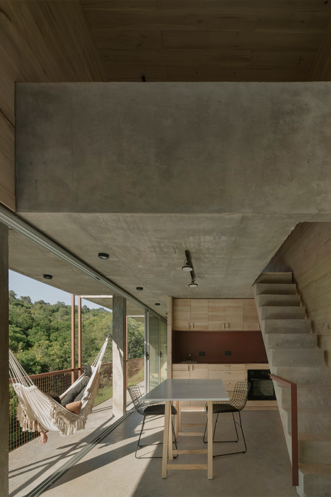 Un refugio en argentina que es un volumen flotante en conexión con la montaña