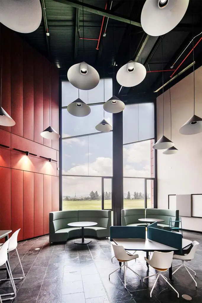 Este edificio universitario es un laboratorio para la innovación y el aprendizaje