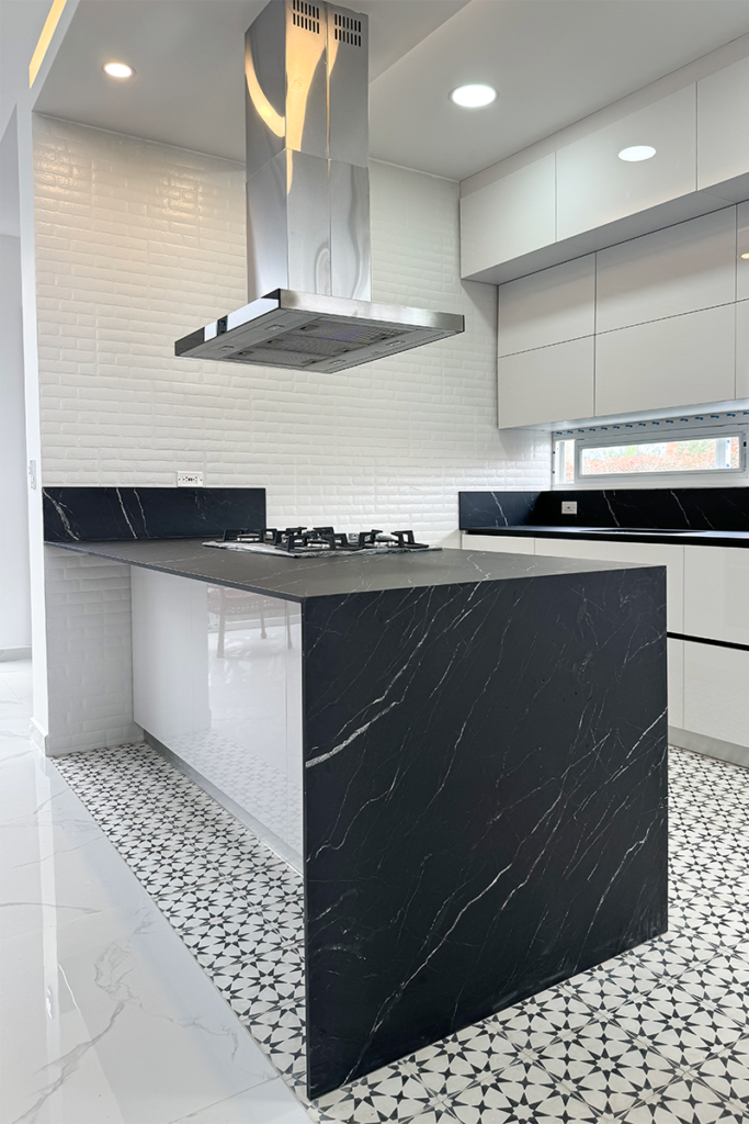 En blanco y negro: así es el diseño interior de esta cocina en el huila