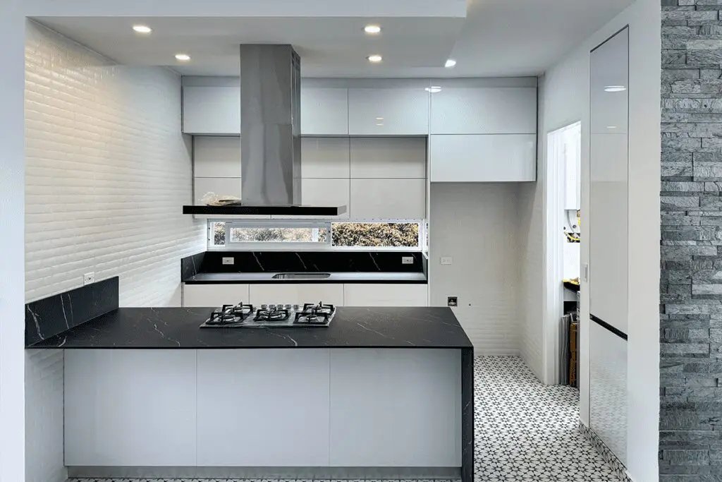 En blanco y negro: así es el diseño interior de esta cocina en el huila En blanco y negro: así es el diseño interior de esta cocina en el huila